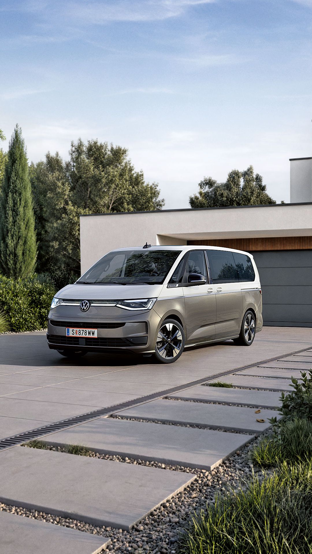 Der neue VW Multivan 2026 steht in Hauseinfahrt.