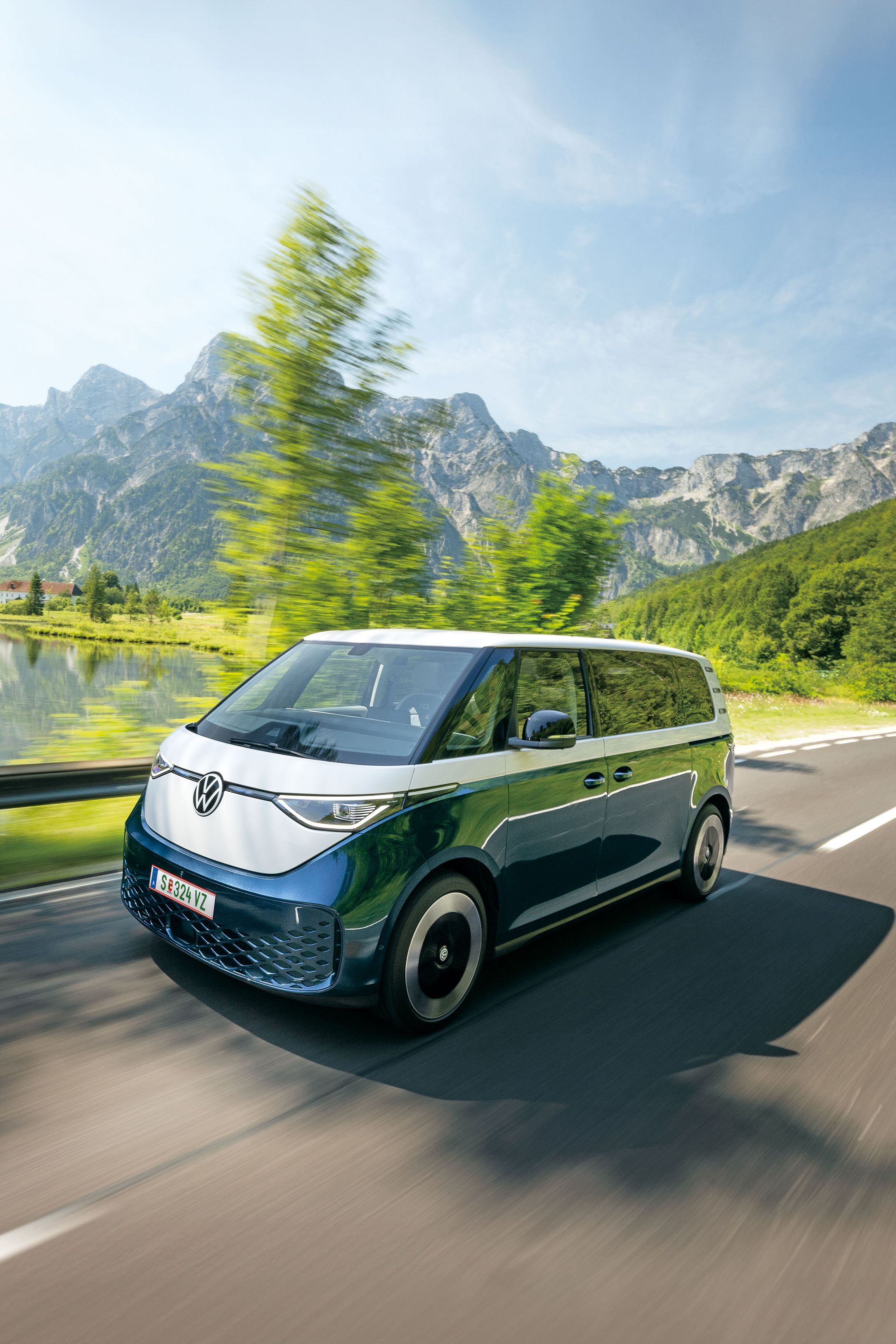 Blauer ID. Buzz fährt eine Landstraße entlang