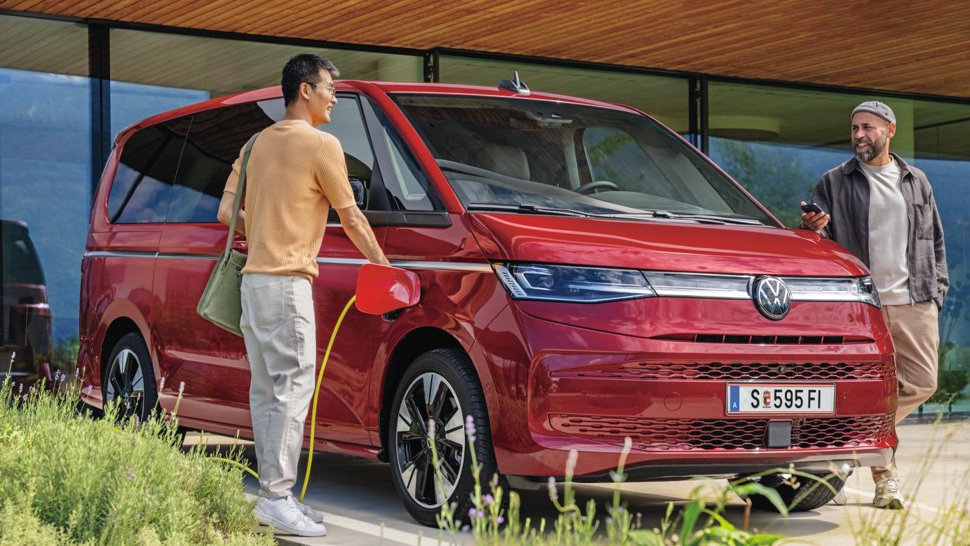 Zwei Männer steigen in Multivan eHybrid 4MOTION ein