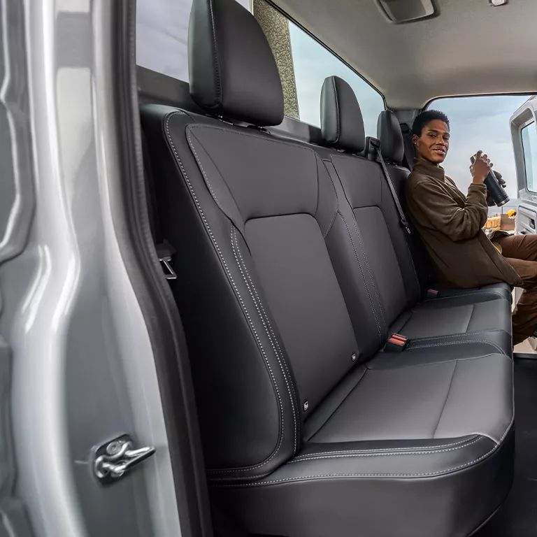 Frau sitzt in VW Transporter