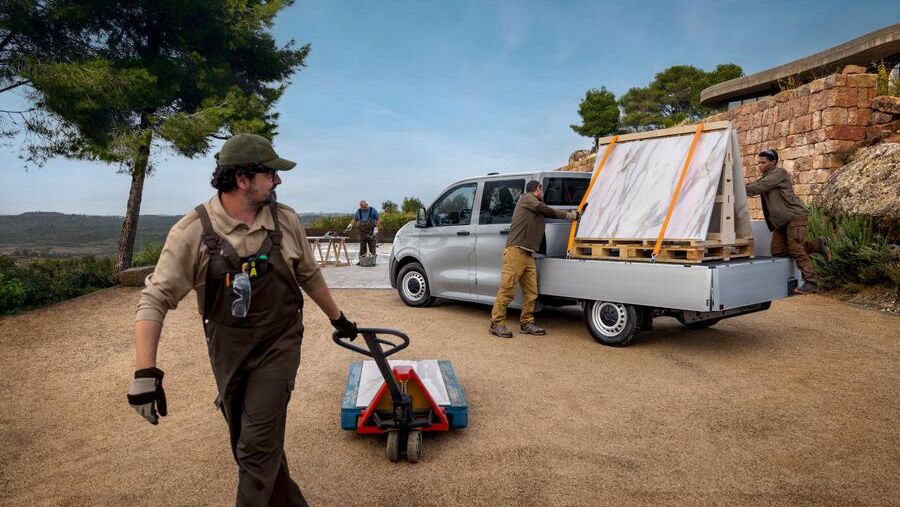 Der VW Transporter Pritschenwagen wird beladen