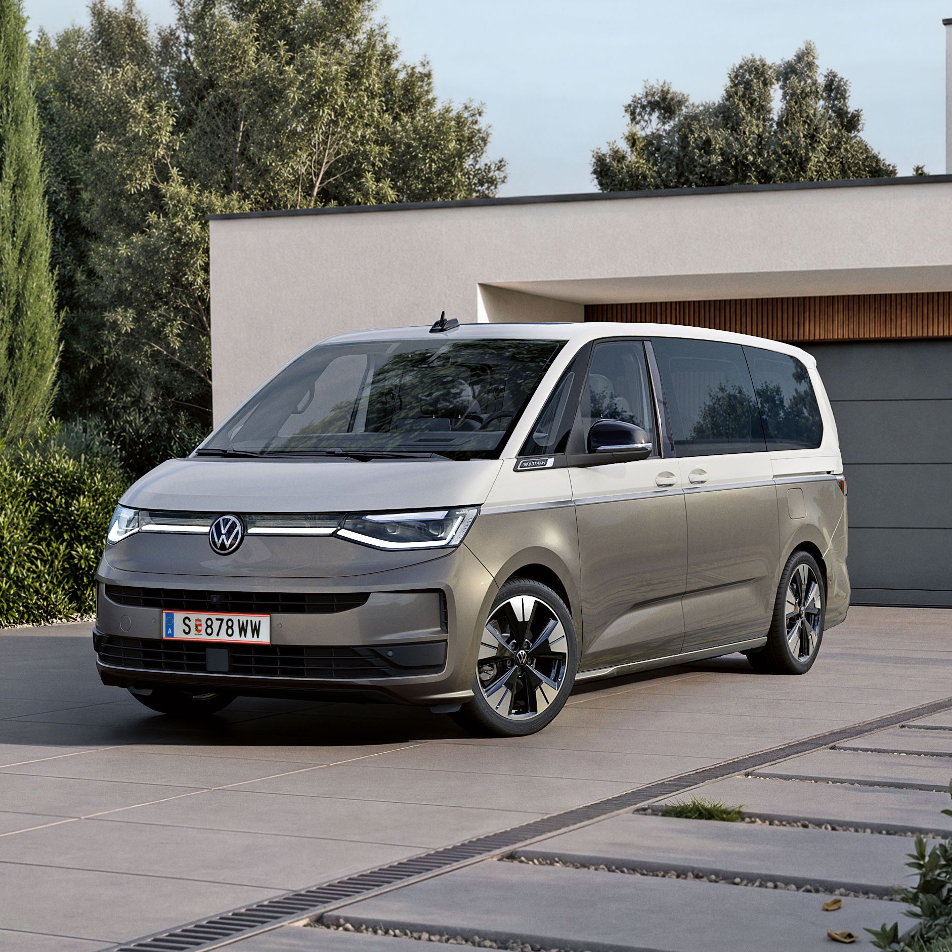 Der neue VW Multivan 2026 steht in Hauseinfahrt.